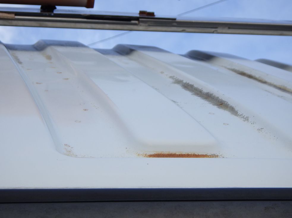 ルーフ前方にサビ・浅いヘコミがあります。|いすゞ フォワード KL-FSR33K4Rの写真41