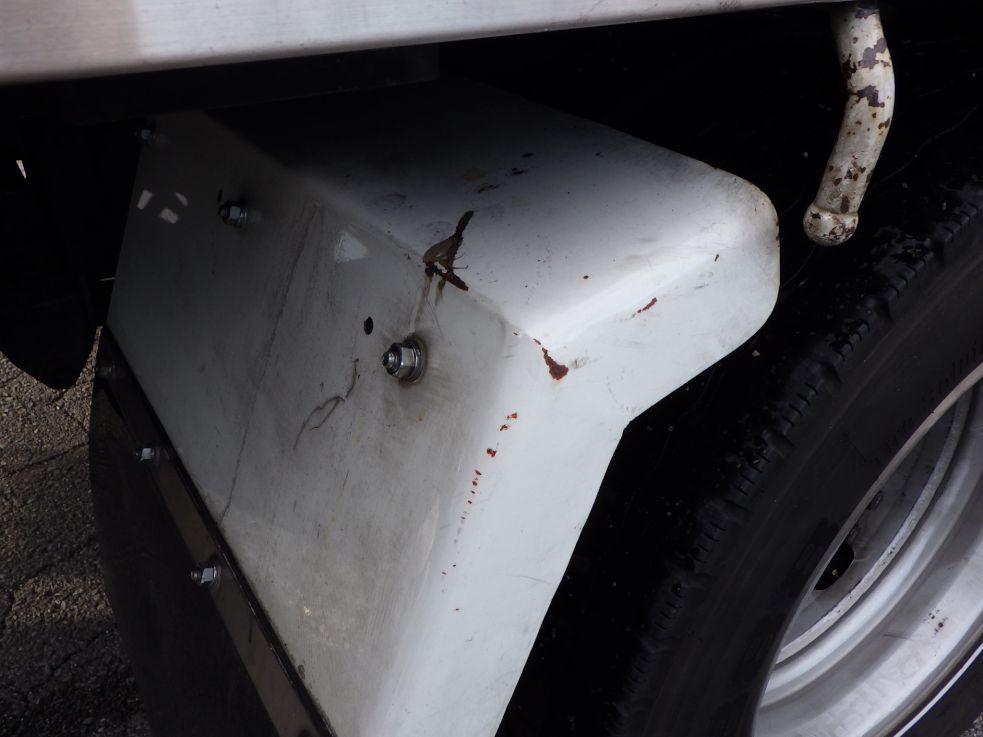 左右のリヤフェンダーにキズ・サビがあります。|いすゞ フォワード KL-FSR33K4Rの写真43