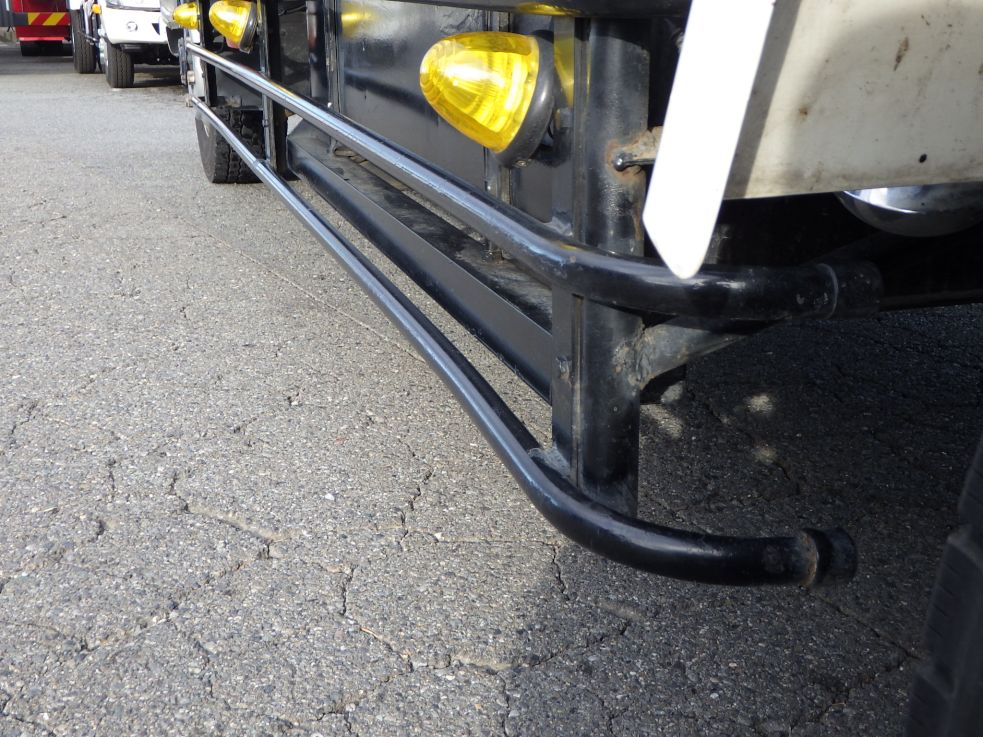 助手席側サイドバンパーに曲がりがあります。|いすゞ フォワード KL-FSR33K4Rの写真44