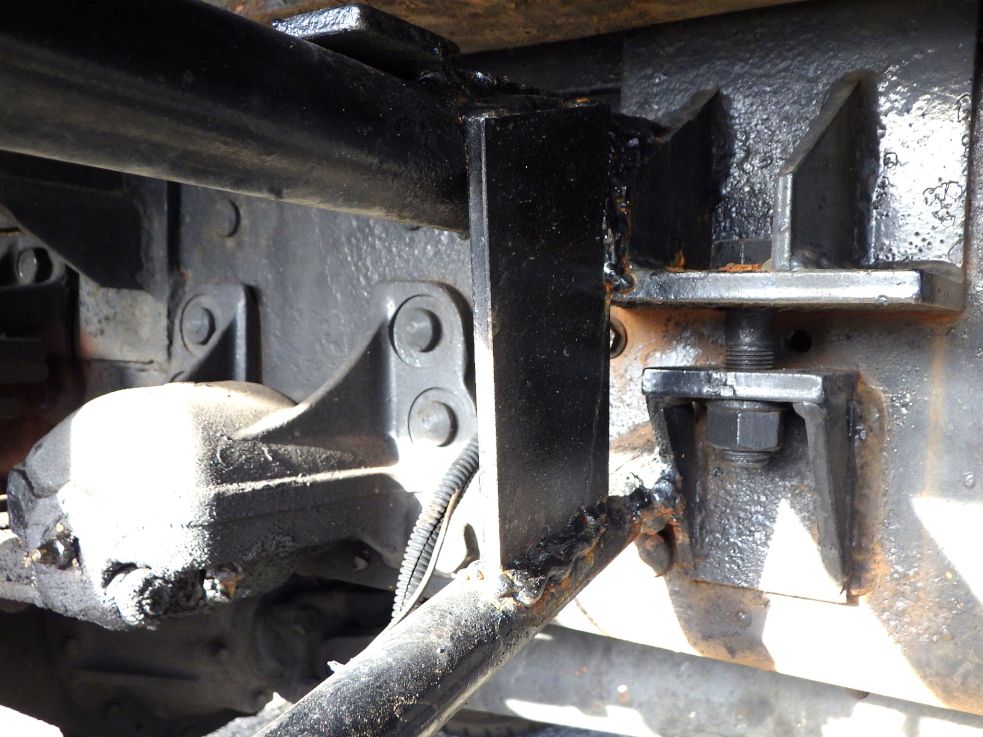 運転席側サイドバンパーステーに溶接跡があります。|いすゞ フォワード KL-FSR33K4Rの写真45