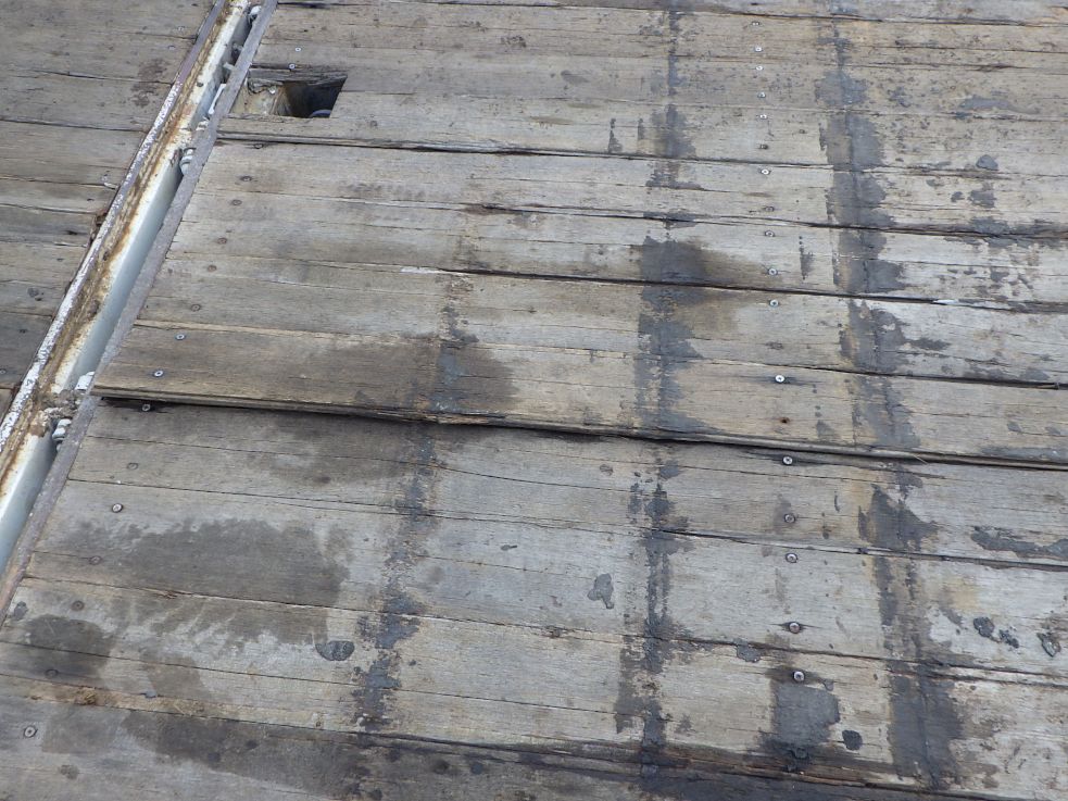 床板に割れ・ウキがあります。|いすゞ フォワード KL-FSR33K4Rの写真47