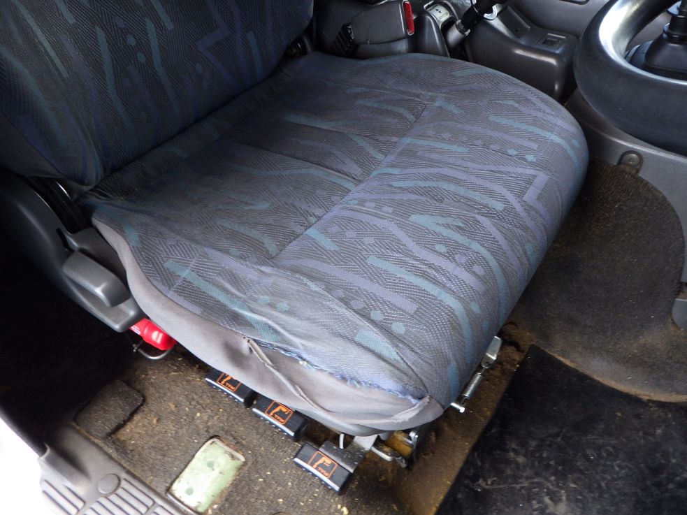 運転席座面にヘタリがあります。|いすゞ フォワード KL-FSR33K4Rの写真49