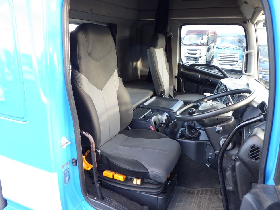 乗車定員は２名です。|日野 プロフィア QPG-SH1EDDGの写真6