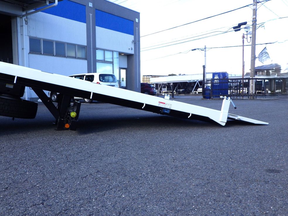 リヤジャッキの着いた状態です。|三菱 ファイター 2KG-FK62FZの写真13