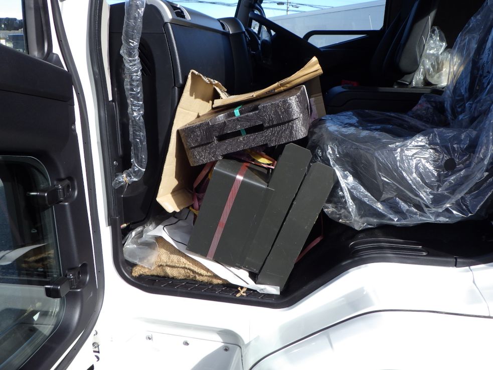 キャブ内に付属品が積んであります。|三菱 ファイター 2KG-FK62FZの写真30