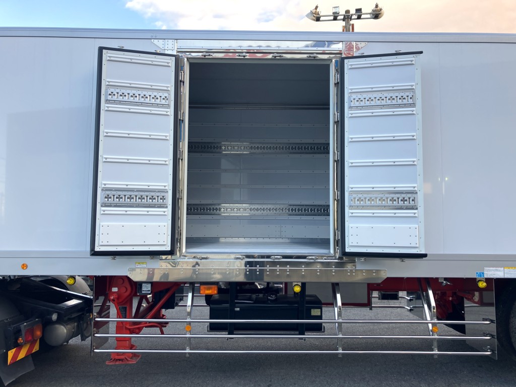 左サイド扉は観音開きです。|トレクス  VFR342DFの写真11