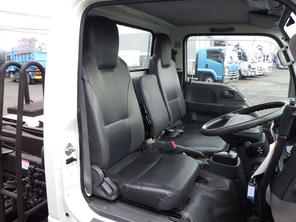 乗車定員は３名です。|いすゞ エルフ TKG-NKR85AN(2WD)の写真6