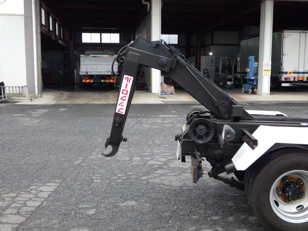 リヤジャッキは無しです。|いすゞ エルフ TKG-NKR85AN(2WD)の写真9