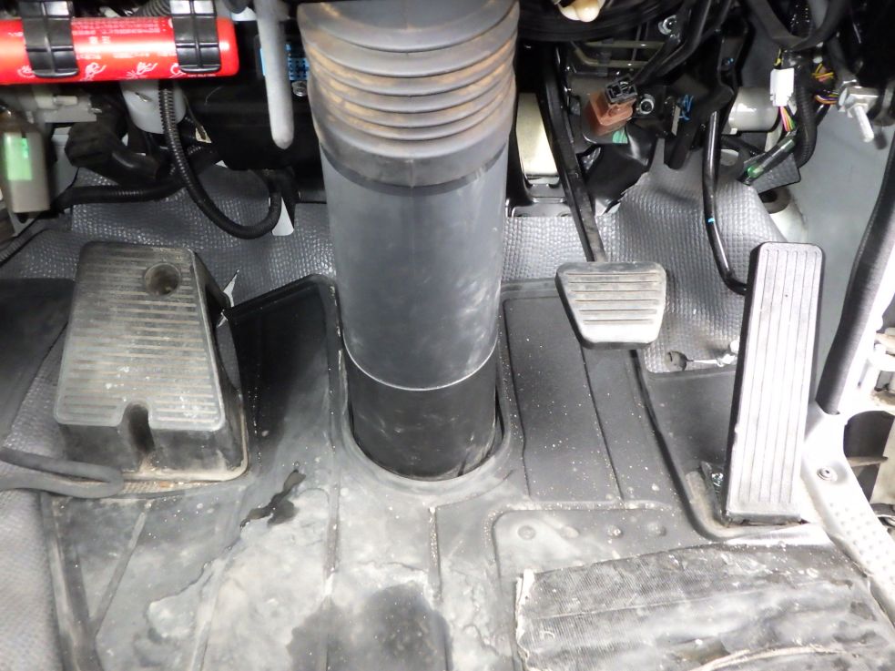 ２ペダルです。|いすゞ エルフ TKG-NKR85AN(2WD)の写真16