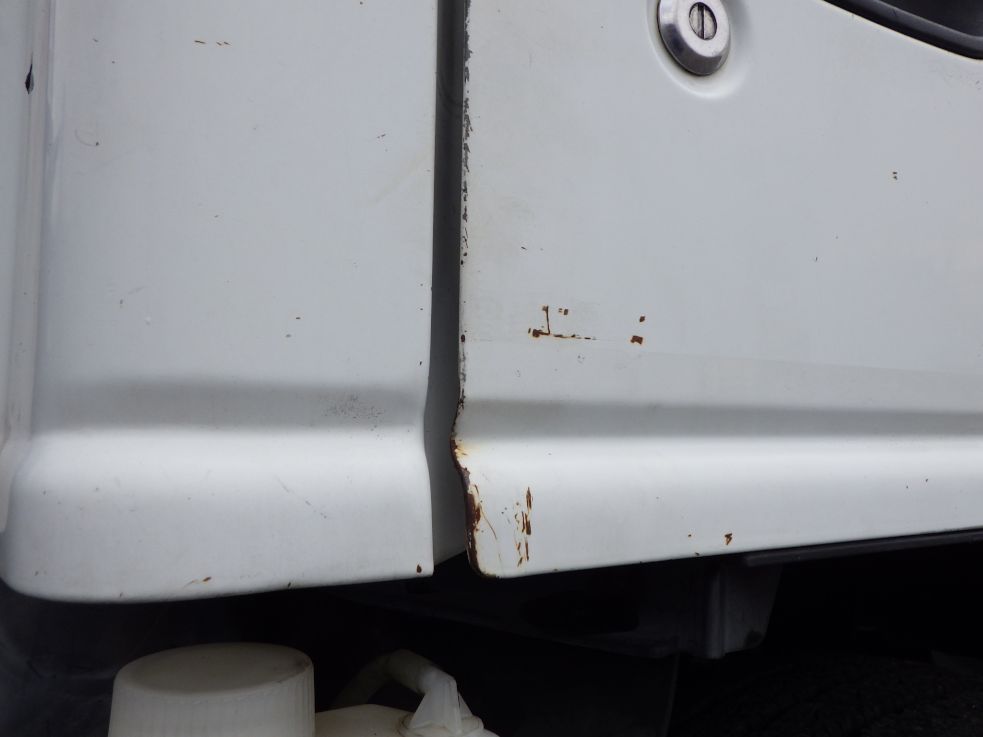 運転席側ドアにキズ・サビがあります。（助手席側にもあります）|いすゞ エルフ TKG-NKR85AN(2WD)の写真19