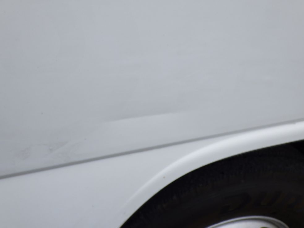 助手席側ドアにヘコミがあります。|いすゞ エルフ TKG-NKR85AN(2WD)の写真20