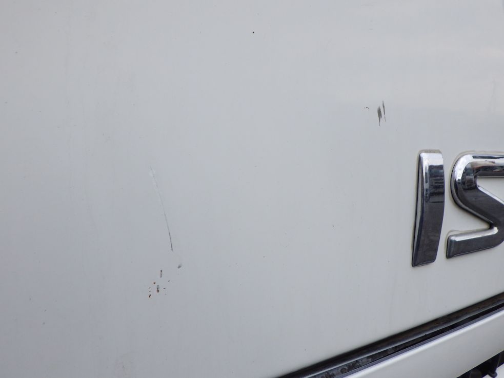 フロントパネルにキズ・軽いヘコミがあります。|いすゞ エルフ TKG-NKR85AN(2WD)の写真21