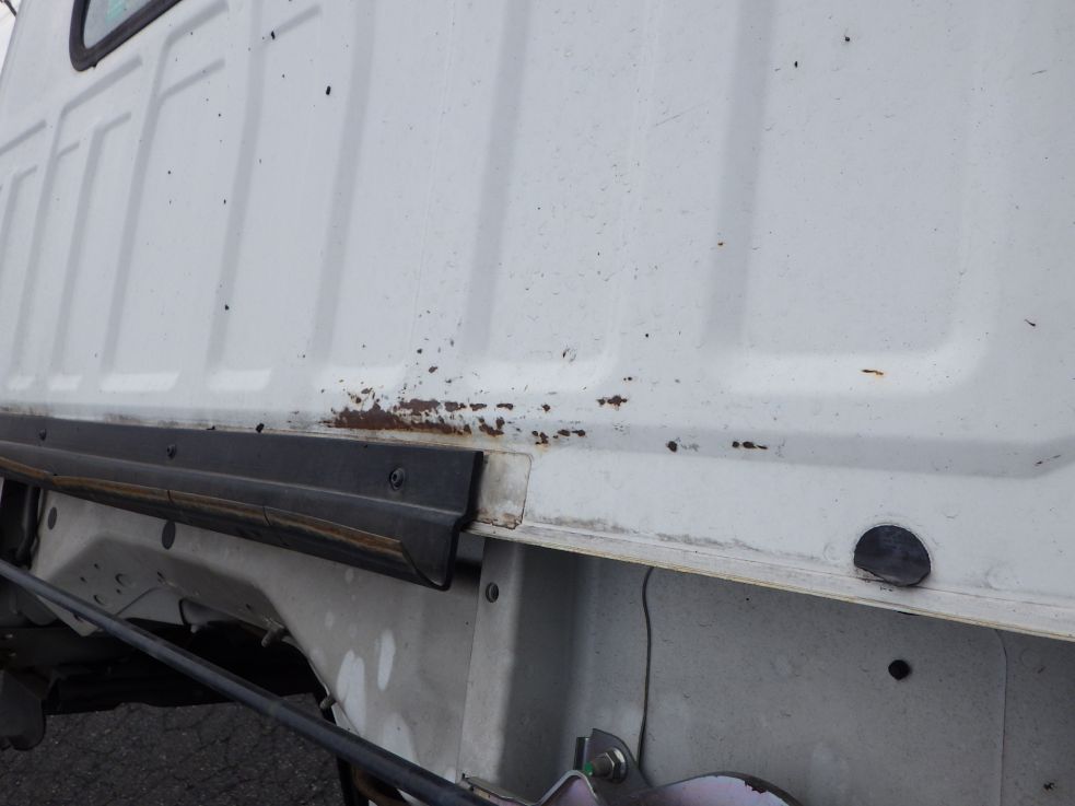 キャブ後方にサビがあります。|いすゞ エルフ TKG-NKR85AN(2WD)の写真22