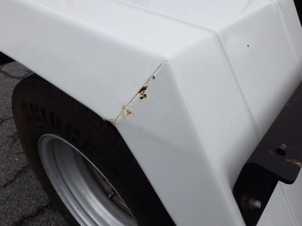 左右のリヤフェンダーにキズ・サビ・ヘコミがあります。|いすゞ エルフ TKG-NKR85AN(2WD)の写真24