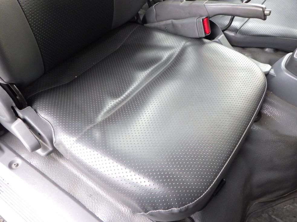 運転席座面にヘタリがあります。|いすゞ エルフ TKG-NKR85AN(2WD)の写真26