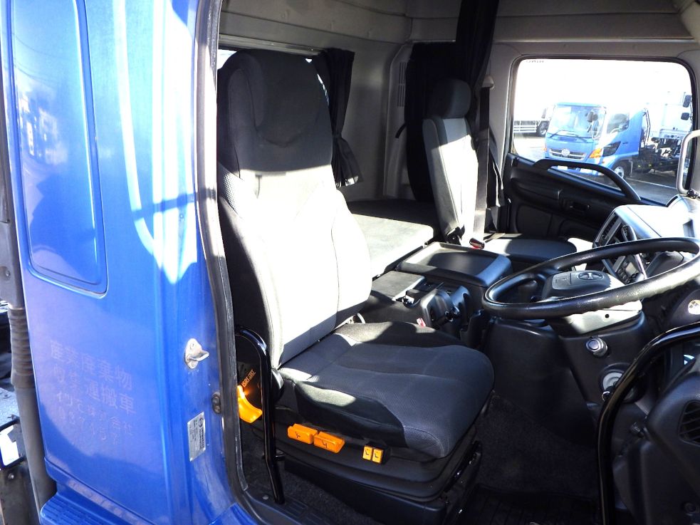 乗車定員は2名です。|日野 プロフィア QPG-SH1EDDGの写真6