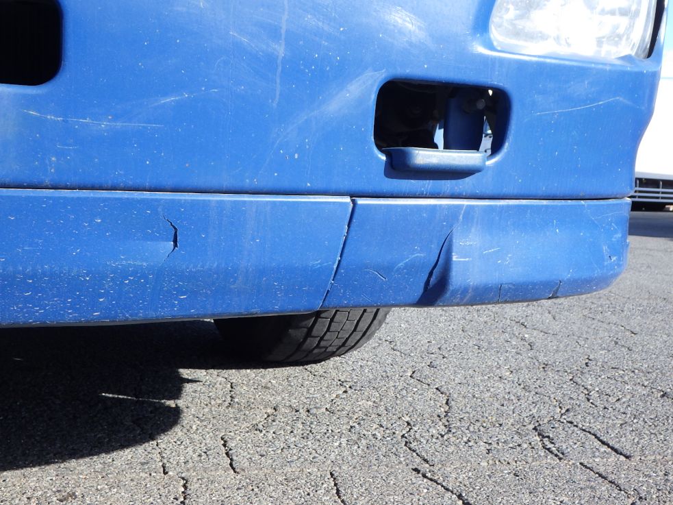 フロントバンパーのスカートに割れがあります。|日野 プロフィア QPG-SH1EDDGの写真24