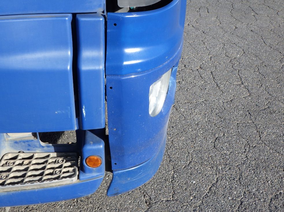 フロントバンパーの左右のカバーが欠損しています。（運転席側に歪みがあります）|日野 プロフィア QPG-SH1EDDGの写真25