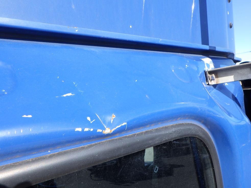 キャブ後方にキズ・ヘコミがあります。|日野 プロフィア QPG-SH1EDDGの写真26