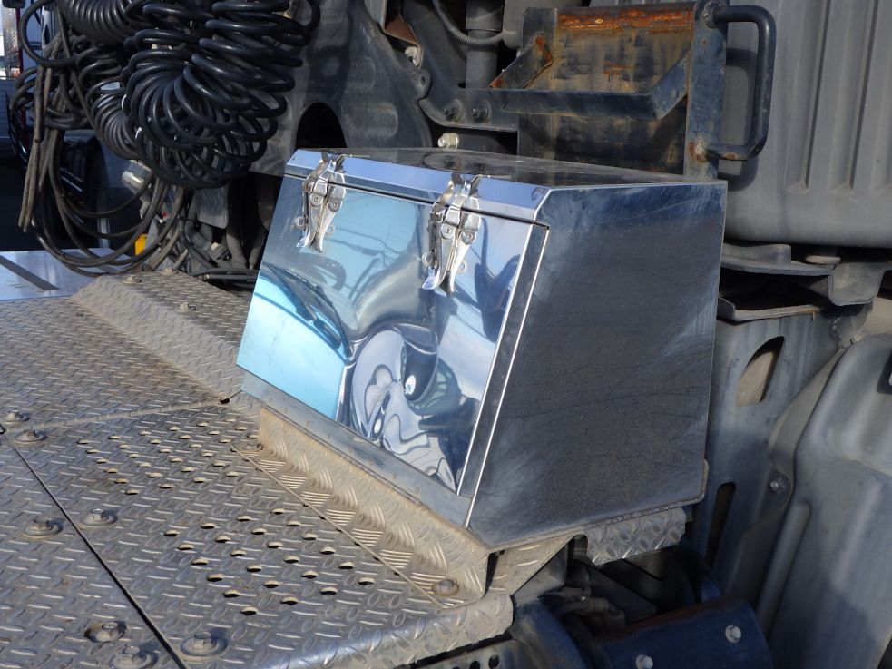 工具箱にヘコミがあります。|日野 プロフィア QPG-SH1EDDGの写真30