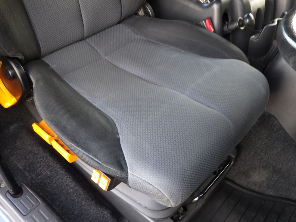 運転席座面にヘタリがあります。|日野 プロフィア QPG-SH1EDDGの写真31