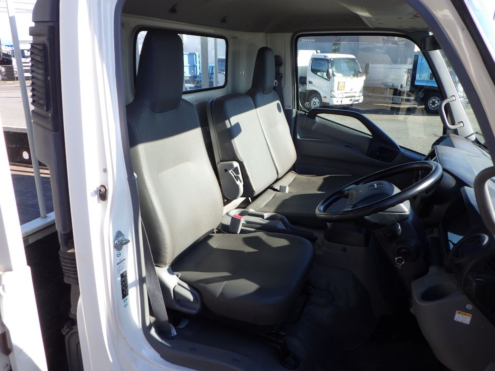 乗車定員は3名です。|日野 デュトロ TKG-XZU710M(2WD)の写真6