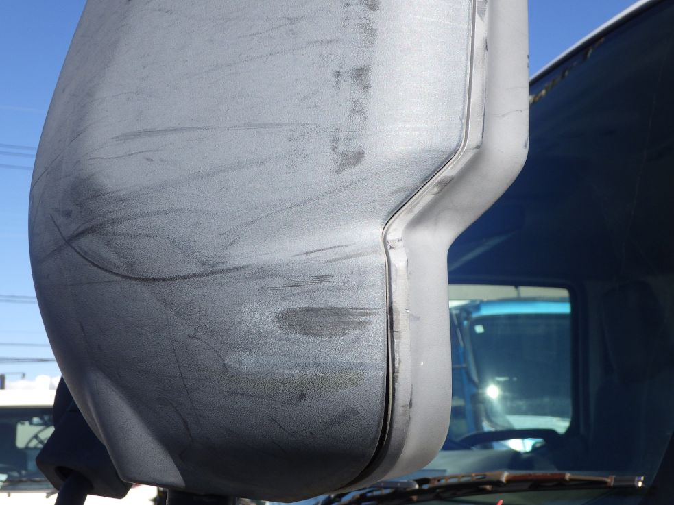 助手席側ミラーにスレがあります。(運転席側にもあります)|日野 デュトロ TKG-XZU710M(2WD)の写真22