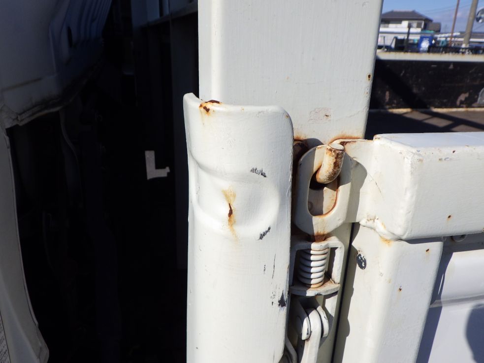 ボディー前方の左右のカバーにキズ・ヘコミがあります。|日野 デュトロ TKG-XZU710M(2WD)の写真24