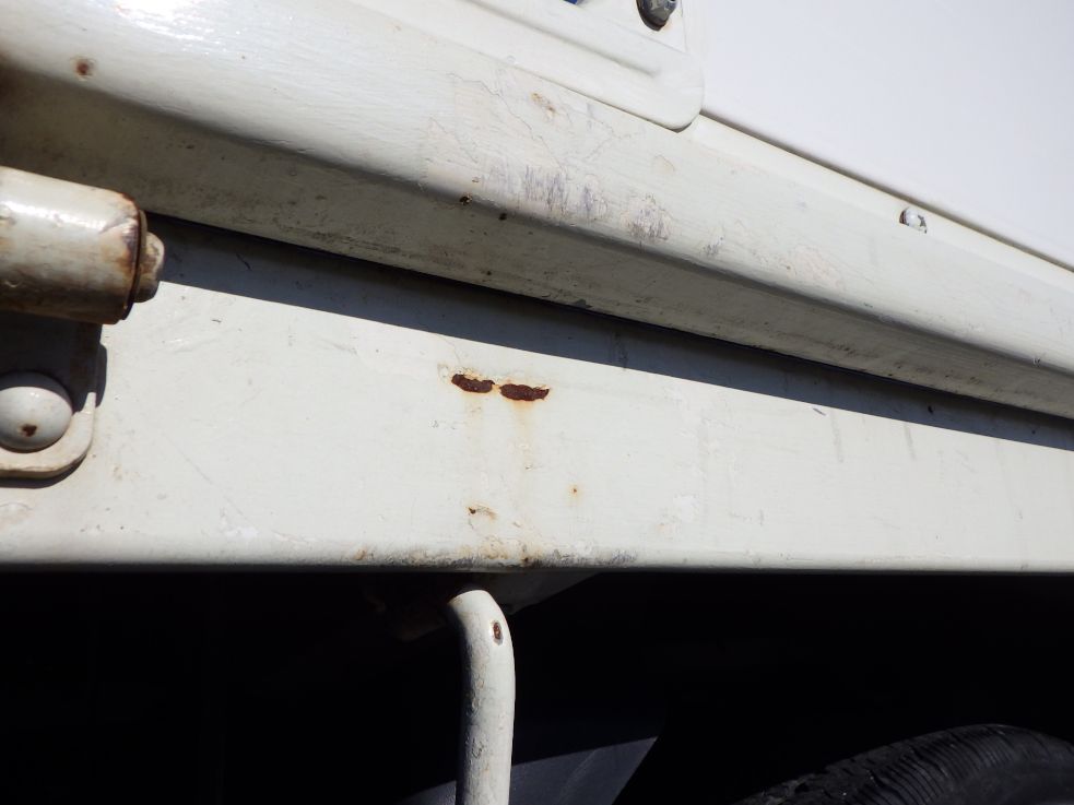 左右のサイドレールにキズ・サビがあります。|日野 デュトロ TKG-XZU710M(2WD)の写真27