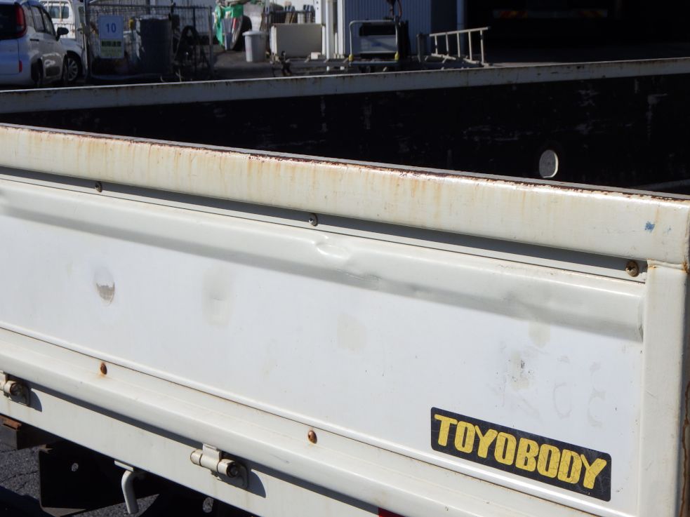 リヤアオリにキズ・サビ・ヘコミがあります。|日野 デュトロ TKG-XZU710M(2WD)の写真31