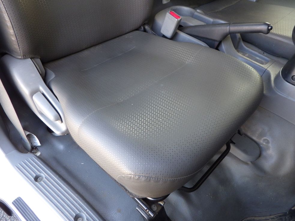 運転席座面にヘタリがあります。|日野 デュトロ TKG-XZU710M(2WD)の写真33