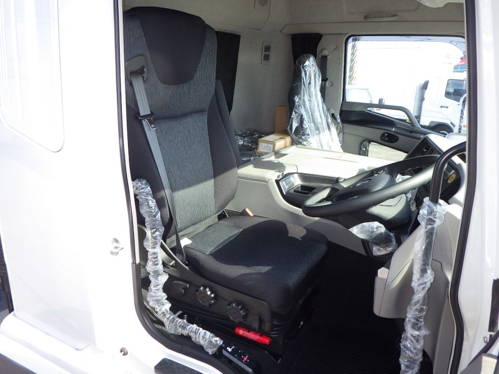 乗車定員は2名です。|三菱 スーパーグレート 2PG-FS74HZの写真6