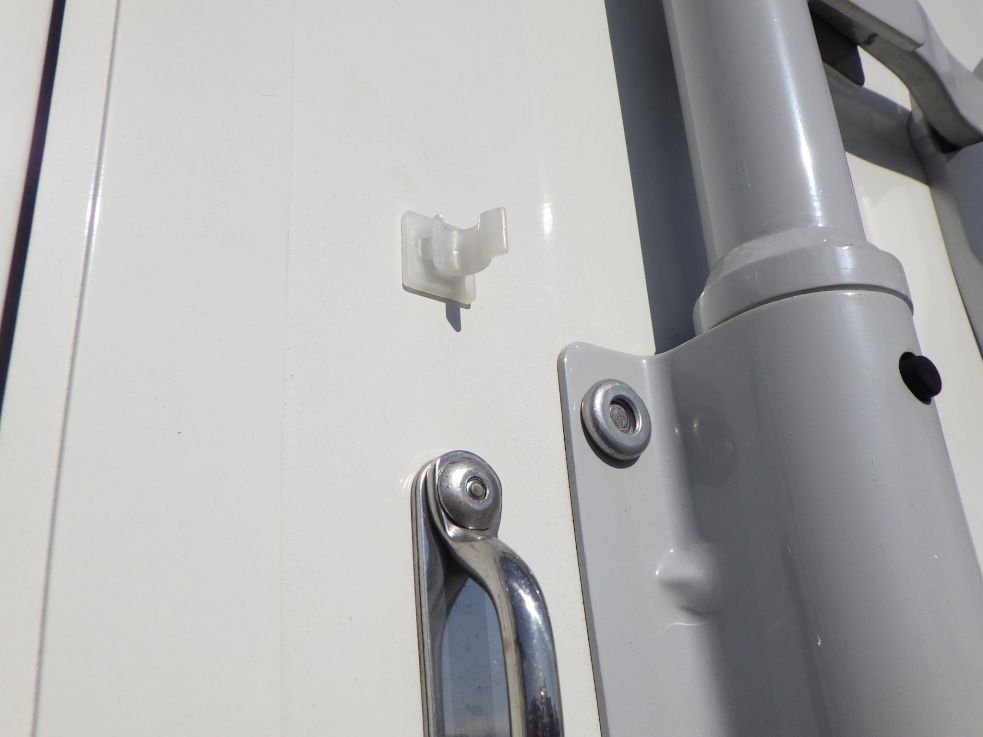 運転席側リヤ扉ストッパー受け部に割れがあります。|三菱 スーパーグレート 2PG-FS74HZの写真13