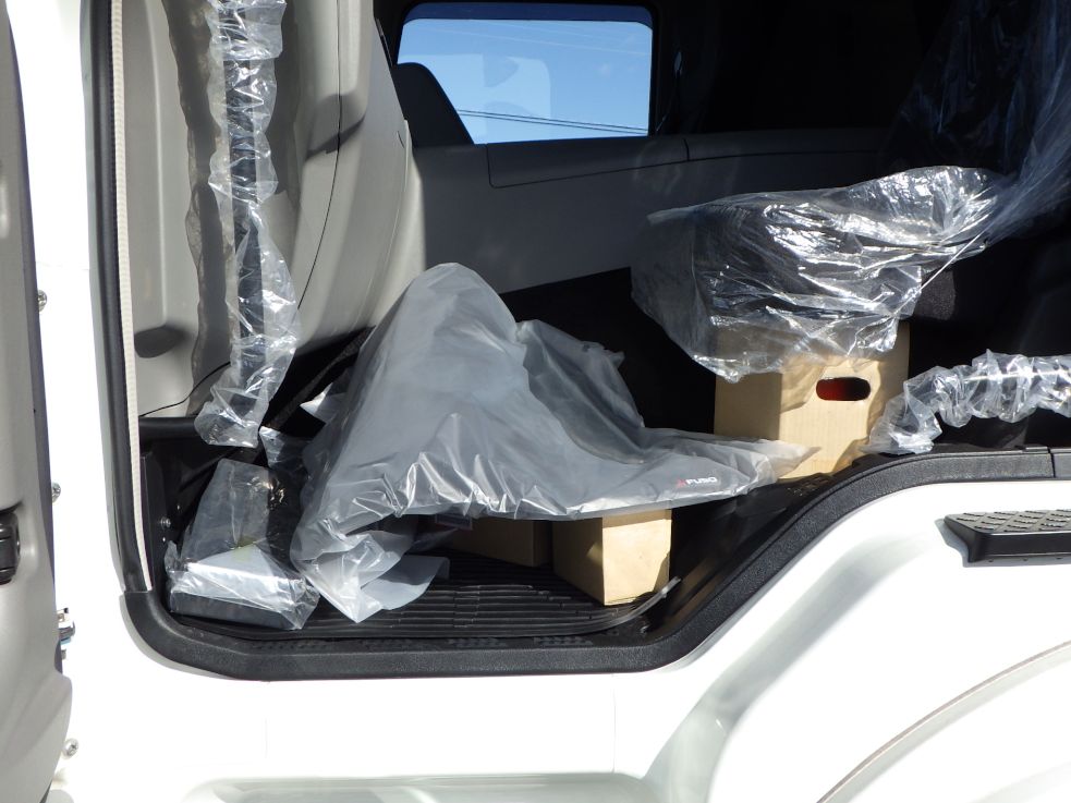 キャブ内に付属品が積んであります。|三菱 スーパーグレート 2PG-FS74HZの写真18