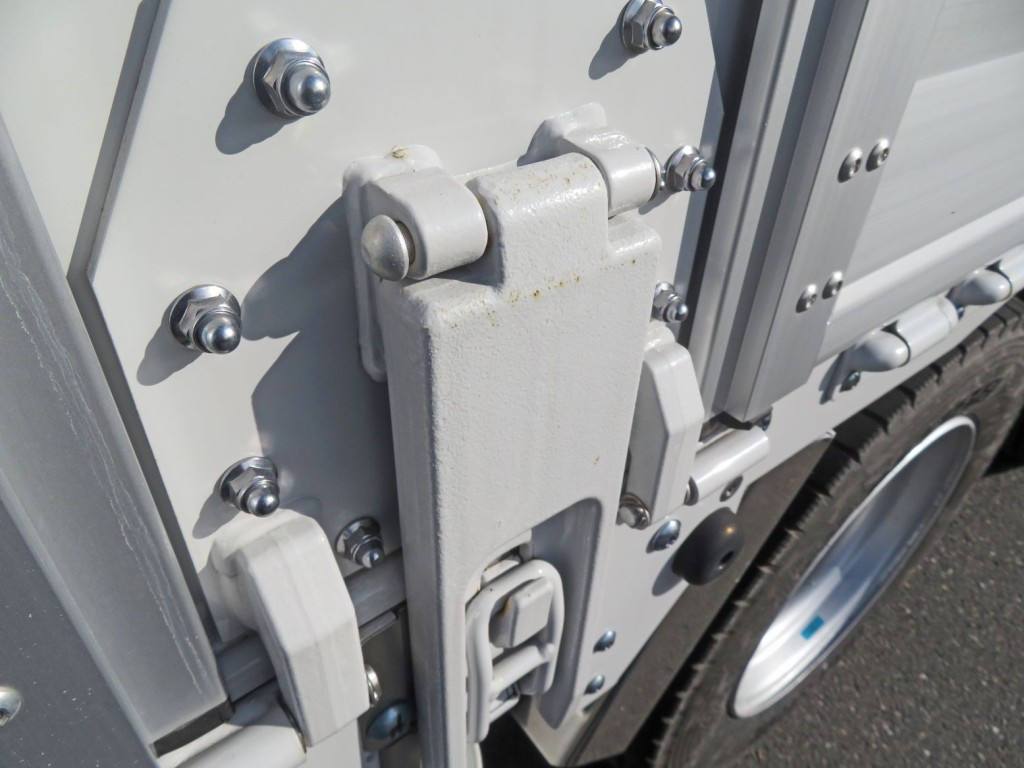 中柱ロックに細かいキズ・少し置きサビがあります。|三菱 スーパーグレート 2PG-FS74HZの写真15