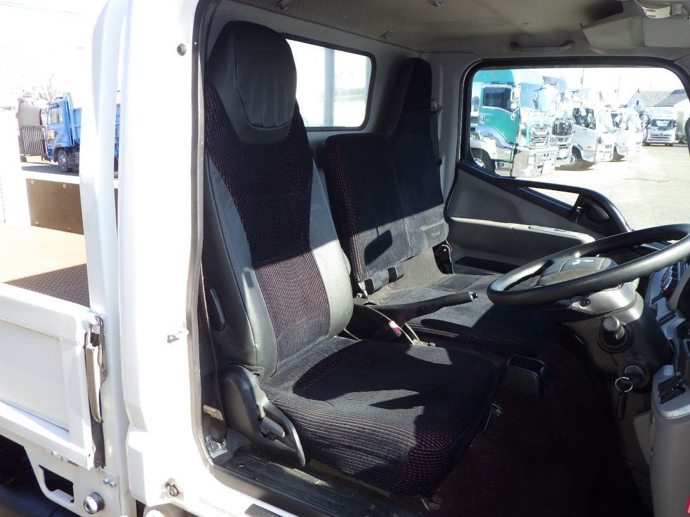 乗車定員は3名です。|三菱 キャンター TPG-FBA50(2WD)の写真6