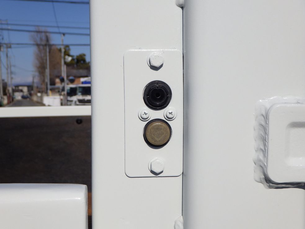 ボディー後方の両サイドにゲートの操作スイッチがあります。(助手席側です)|三菱 キャンター TPG-FBA50(2WD)の写真14