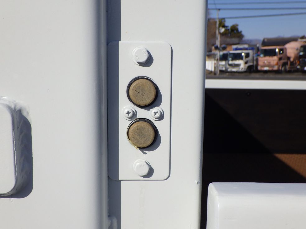ボディー後方の両サイドにゲートの操作スイッチがあります。(運転席側です)|三菱 キャンター TPG-FBA50(2WD)の写真15