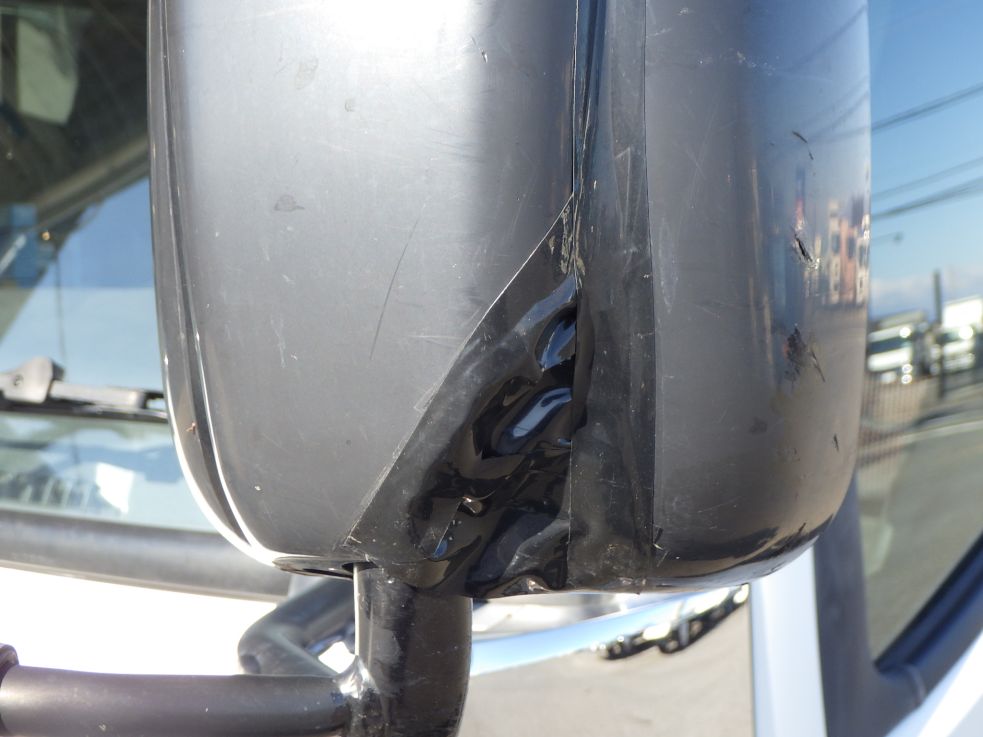 助手席側ミラーにカバーの割れをテープ補修してあります。|三菱 キャンター TPG-FBA50(2WD)の写真25