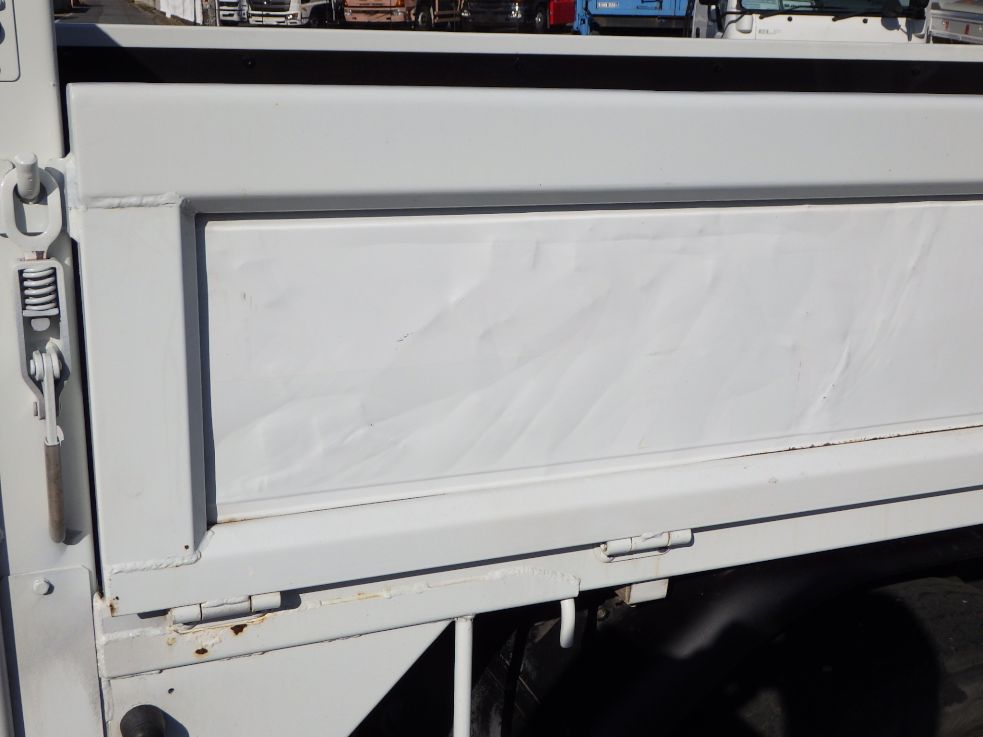 助手席側アオリ後方に凹凸があります。|三菱 キャンター TPG-FBA50(2WD)の写真27