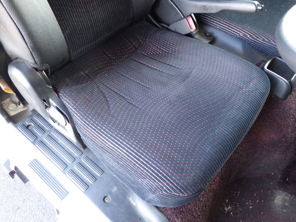 運転席座面にヘタリがあります。|三菱 キャンター TPG-FBA50(2WD)の写真30