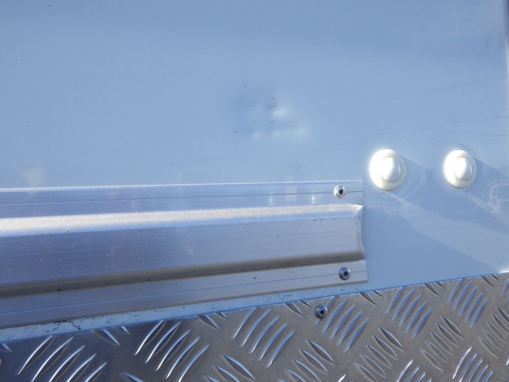 リヤ扉裏側にキズ・ヘコミがあります。|日野 レンジャー 2KG-FD2ABG(2WD)の写真32