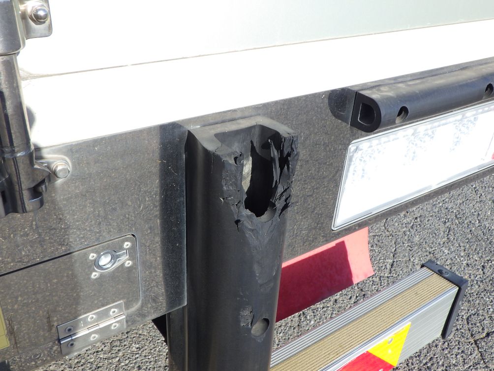 ターミナルゴムに切れがあります。|日野 レンジャー 2KG-FD2ABG(2WD)の写真36