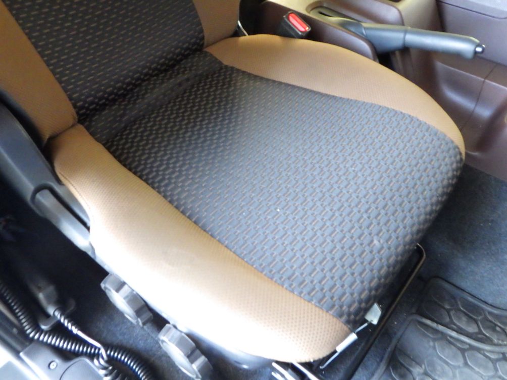 運転席座面にヘタリがあります。|日野 レンジャー 2KG-FD2ABG(2WD)の写真38