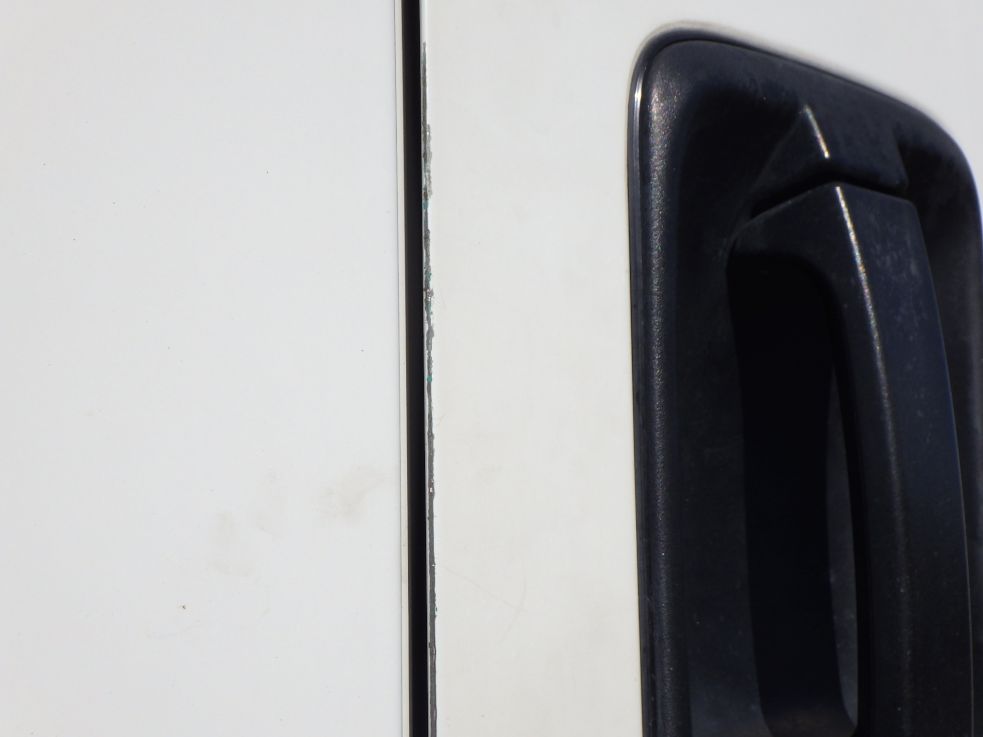 運転席側ドアにキズがあります。（助手席側にもあります）|いすゞ フォワード TKG-FRR90S2(2WD)の写真21