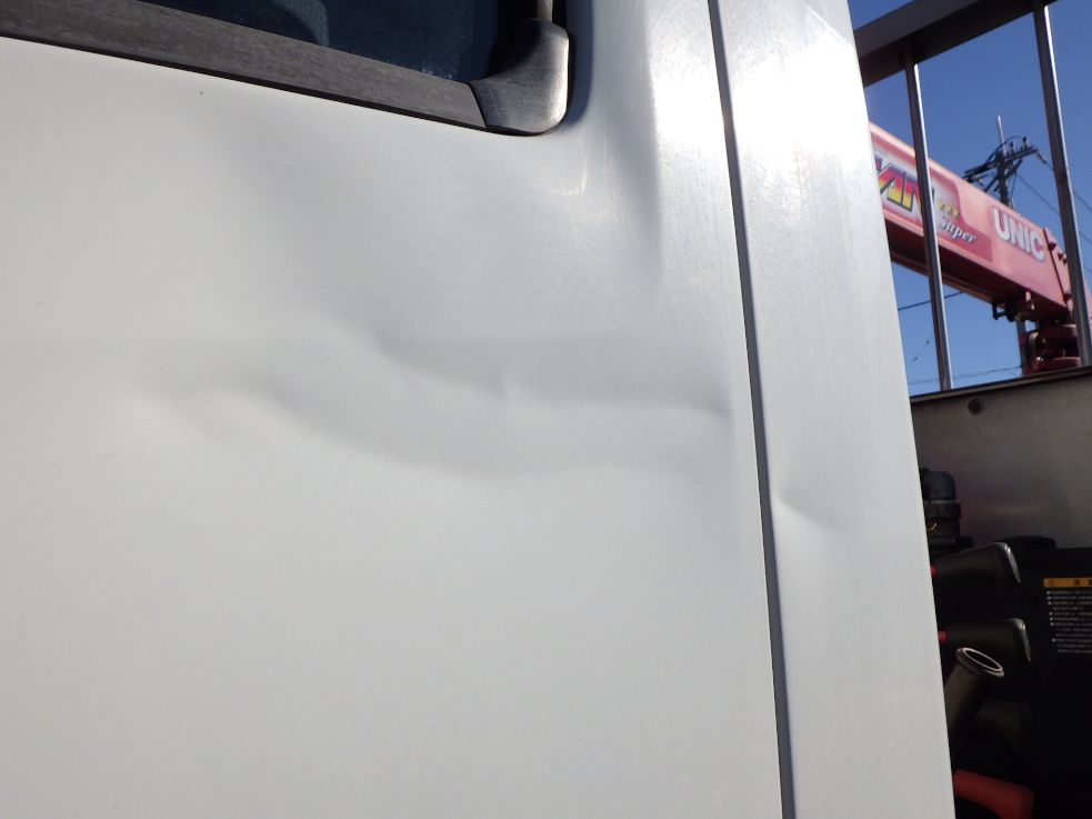 助手席側ドア・クォーターパネルにヘコミがあります。|いすゞ フォワード TKG-FRR90S2(2WD)の写真24