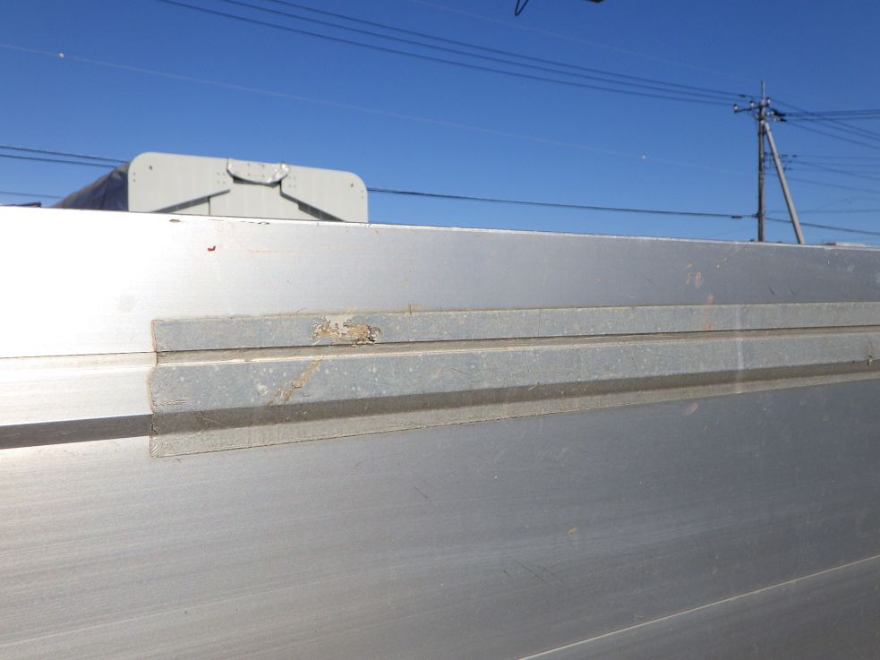 助手席側アオリにテープがしてあります。|いすゞ フォワード TKG-FRR90S2(2WD)の写真29