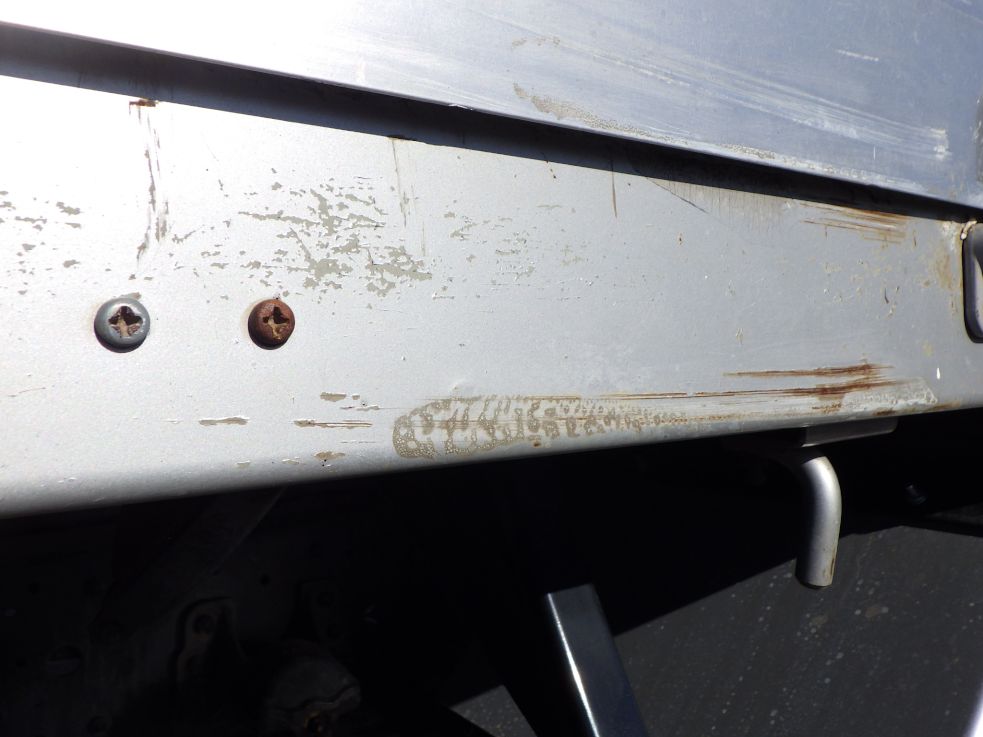 左右のサイドレールにキズ・サビがあります。|いすゞ フォワード TKG-FRR90S2(2WD)の写真30