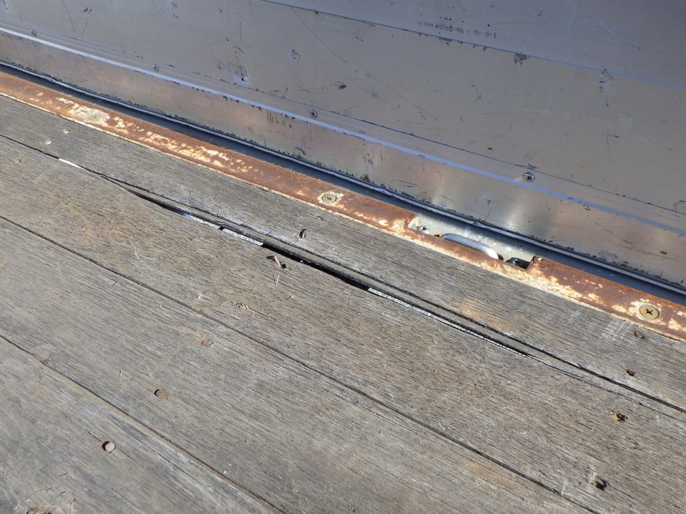 床板に反り・すき間があります。|いすゞ フォワード TKG-FRR90S2(2WD)の写真36