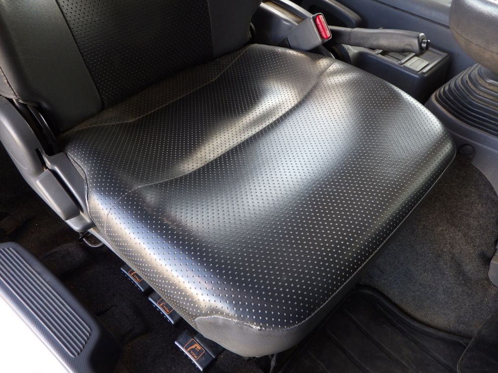 運転席座面にヘタリがあります。|いすゞ フォワード TKG-FRR90S2(2WD)の写真39